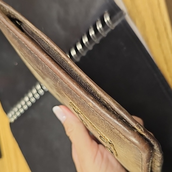 Baroness Magnetic Wallet - Picture 9 of 13